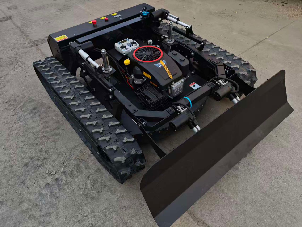 Podadora SH-800DL en ángulo lateral mostrando estructura completa y tracción